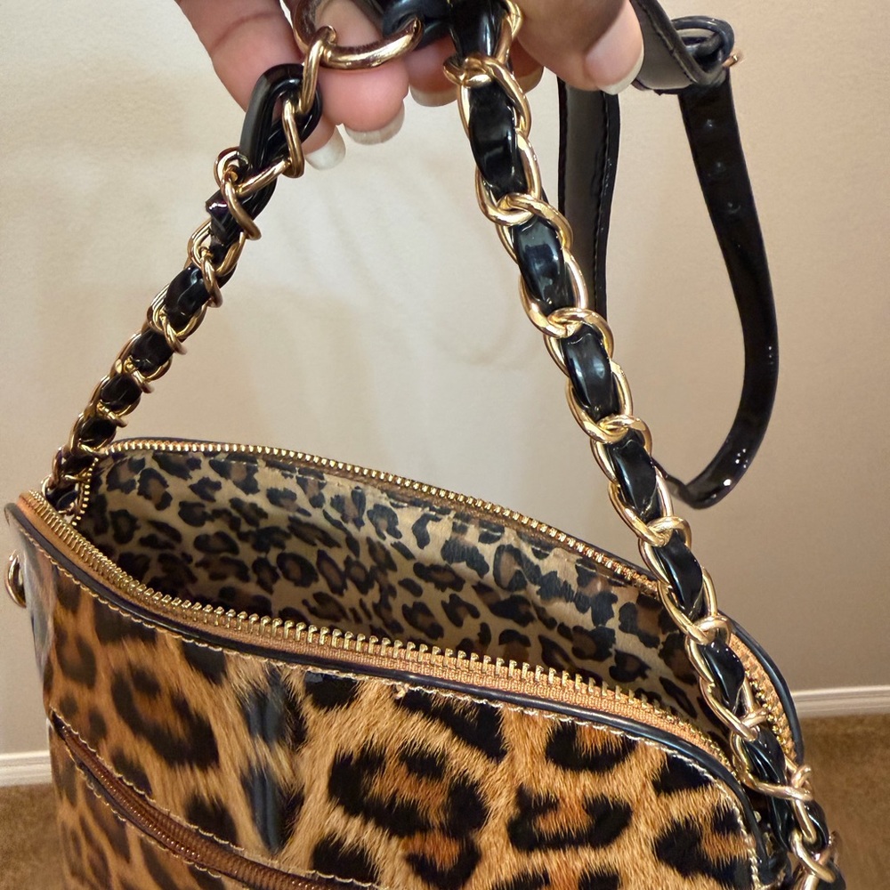 Leopard Print Crossbody Bag with Black Accents - Picture 3 of 10
